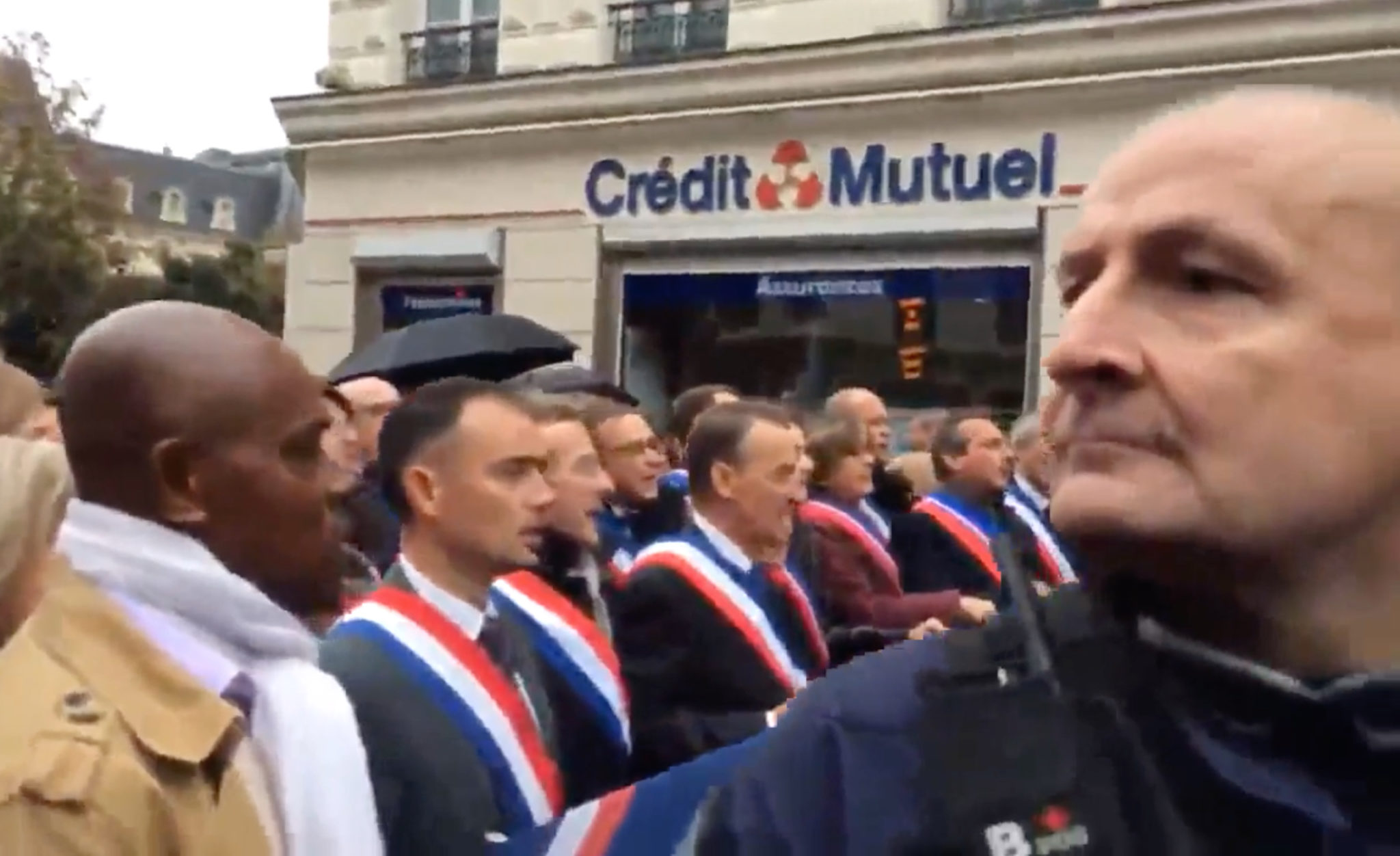 Allah-rop overdøvet av Marseillaisen i Paris&nbsp;<span>(+)</span>