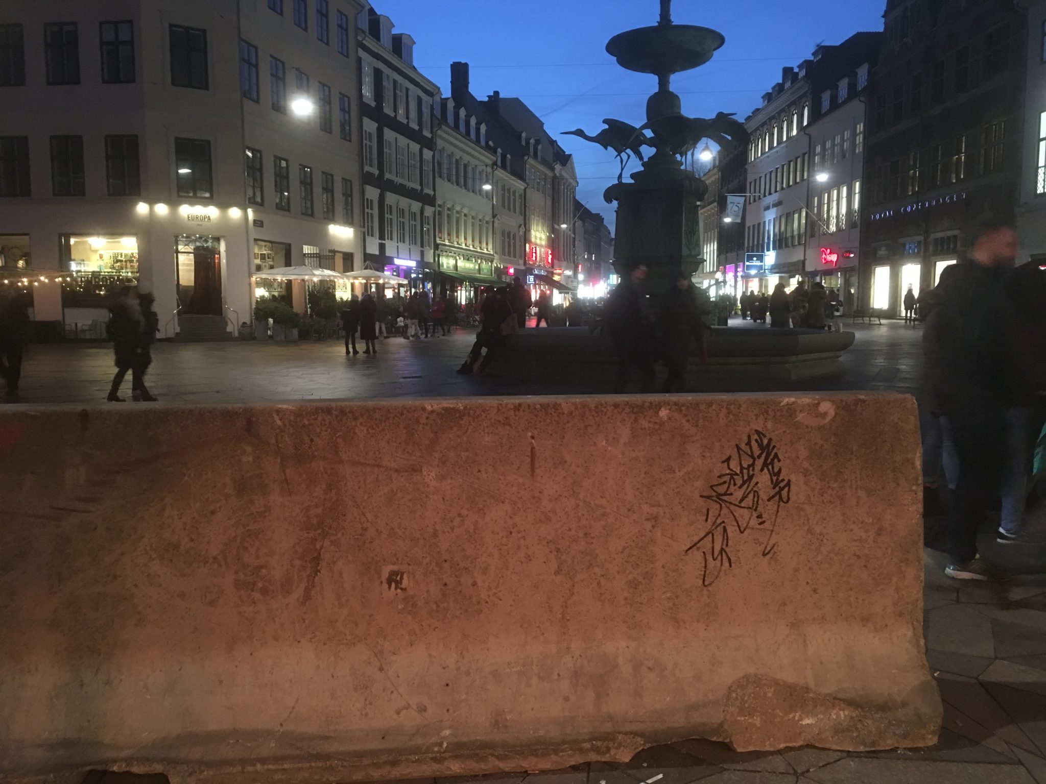 Raymond terrorsikrer Karl Johan. Inne i hodet er han fortsatt: - Det kan ikke skje her.&nbsp;<span>(+)</span>