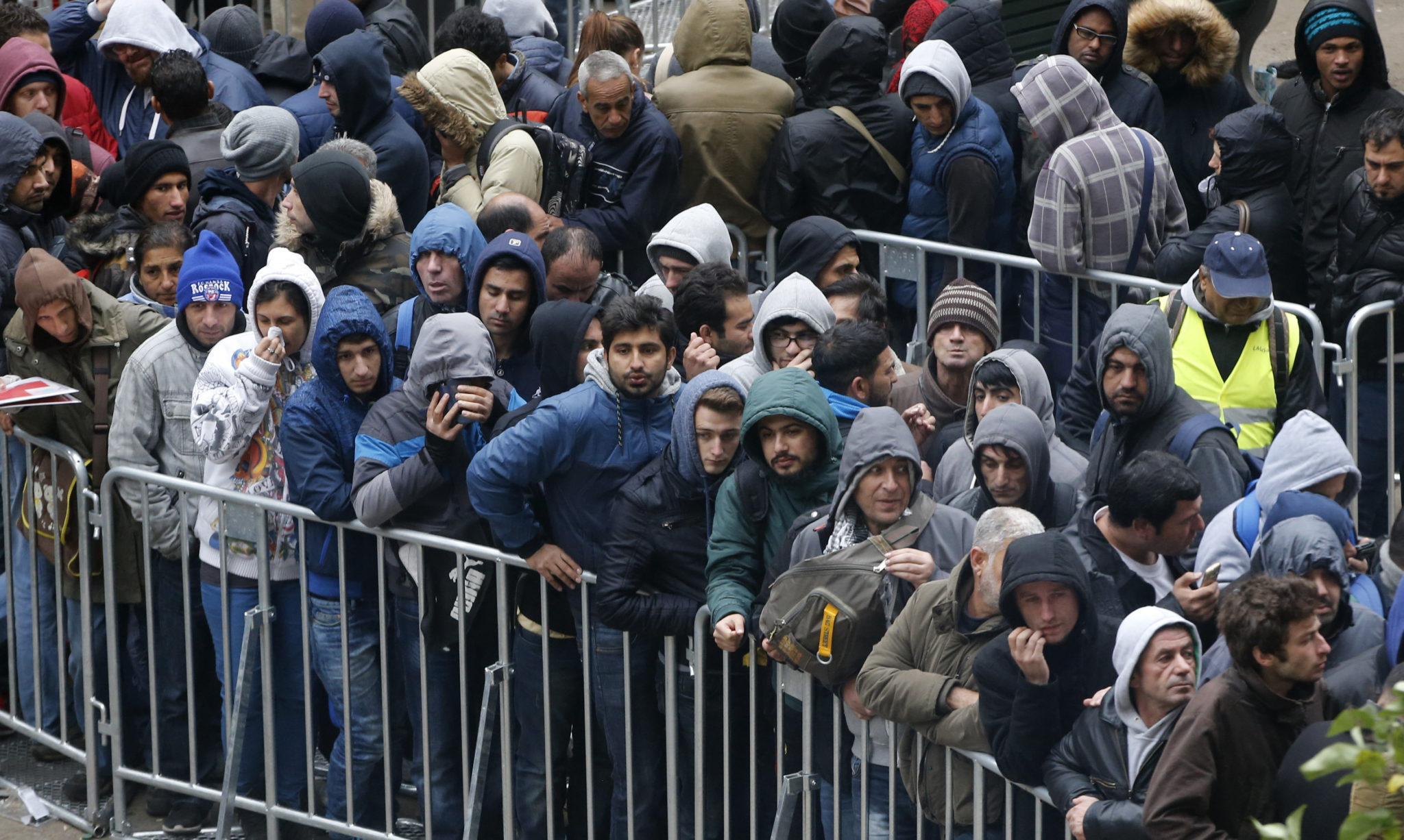 Новости миграционной политики. Миграционный кризис в Германии 2015. Эмигранты в Германии. Толпа мигрантов. Мигранты в ЕС.