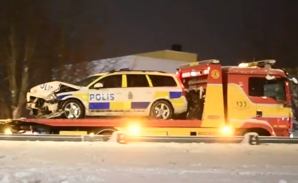 Politibil påkjørt av varebil i Sverige - sjåfør siktet for drapsforsøk&nbsp;<span>(+)</span>