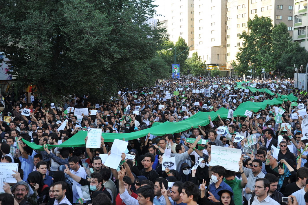 The Regime Chants "Death to America", Iranians Chant "Death to Mullahs"&nbsp;<span>(+)</span>