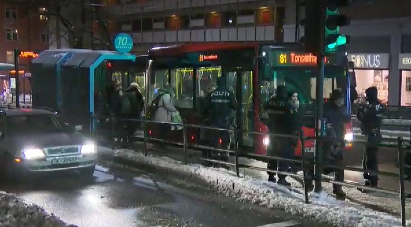 Mann pågrepet etter knivstikking på buss&nbsp;<span>(+)</span>