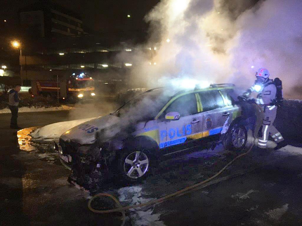 Svensk politibil påtent utenfor politistasjonen&nbsp;<span>(+)</span>