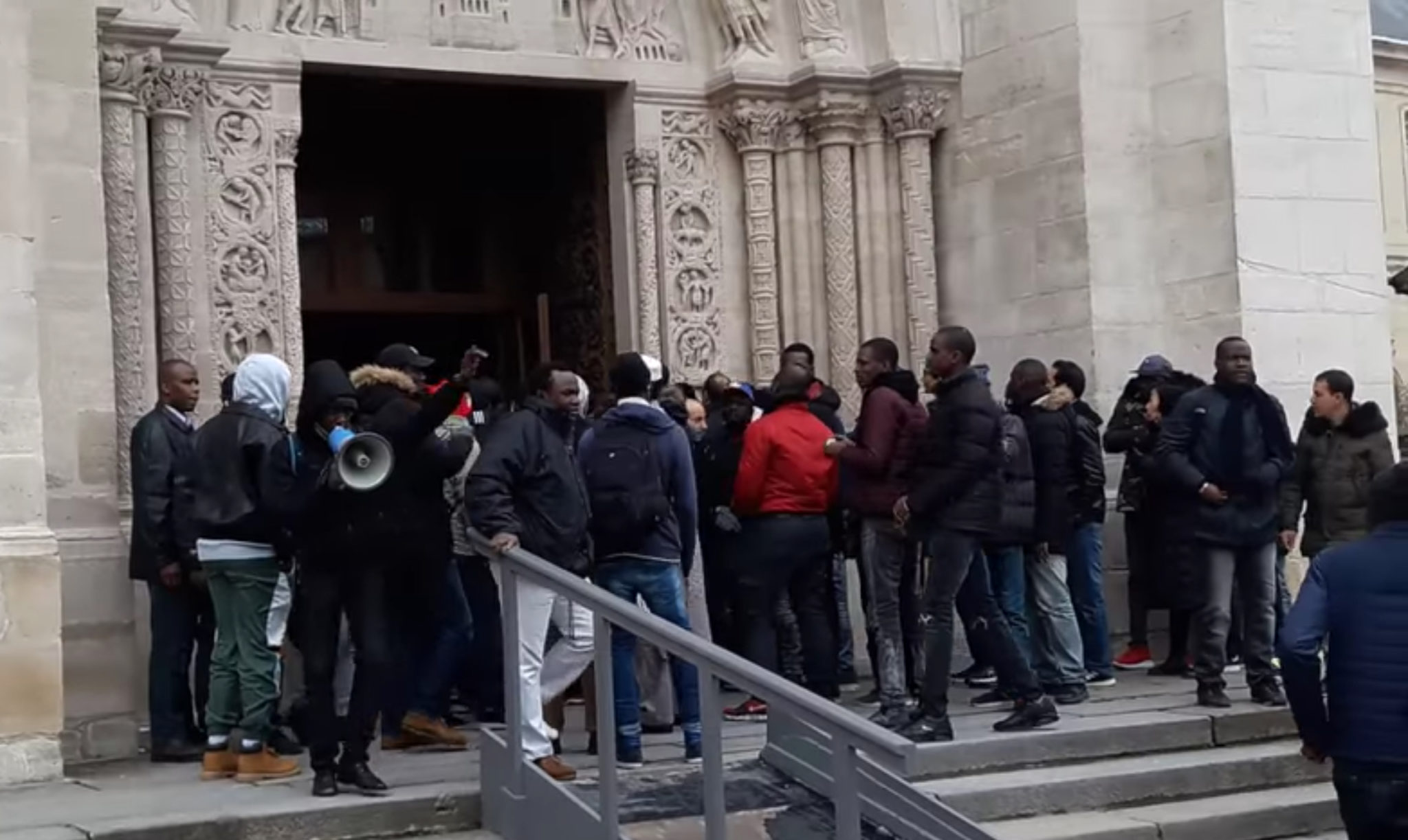 Illegale innvandrere okkuperte historisk kirke utenfor Paris&nbsp;<span>(+)</span>