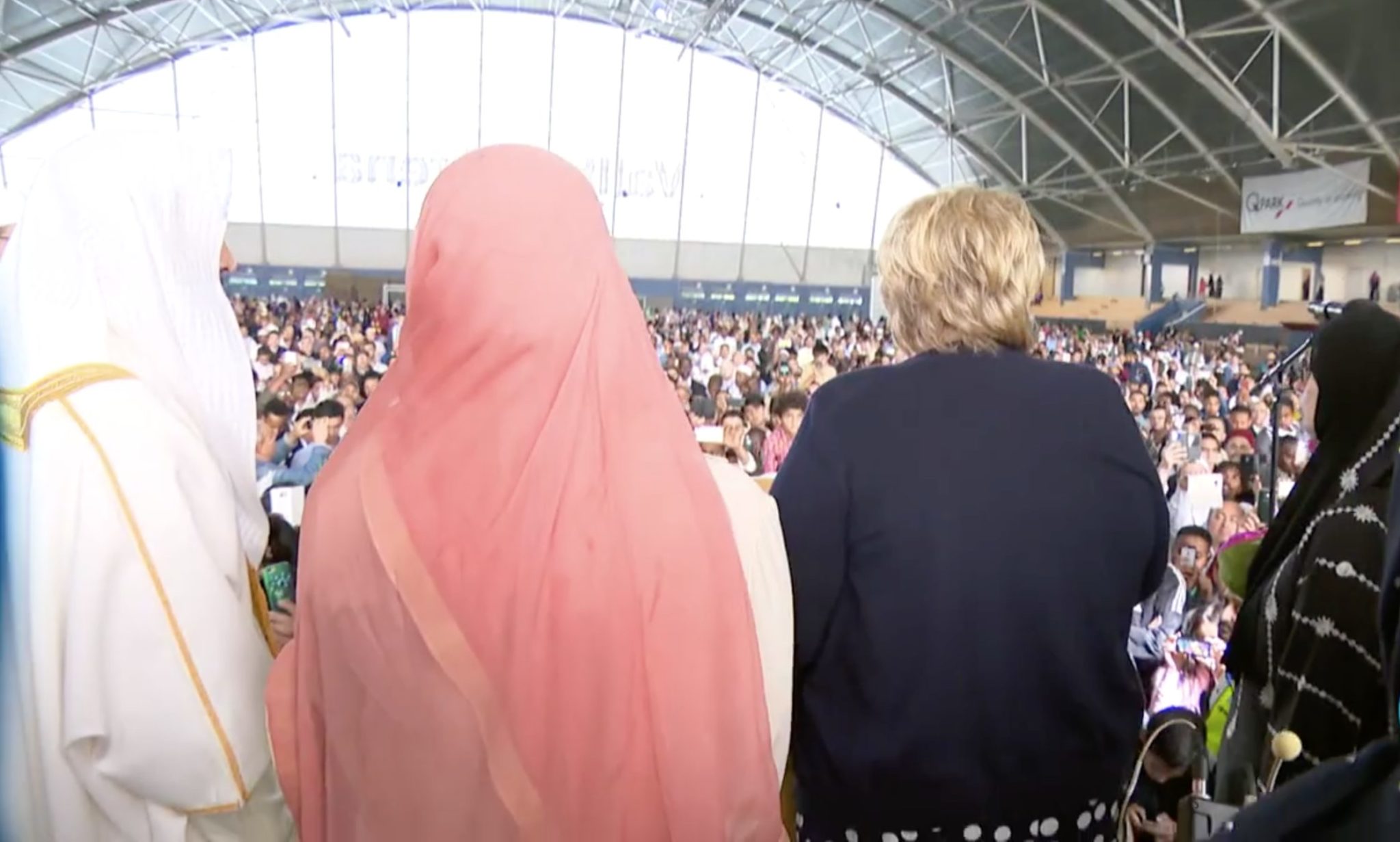 Hva er verst, Erna, å si «hettemåke» eller menge seg med islamister?&nbsp;<span>(+)</span>