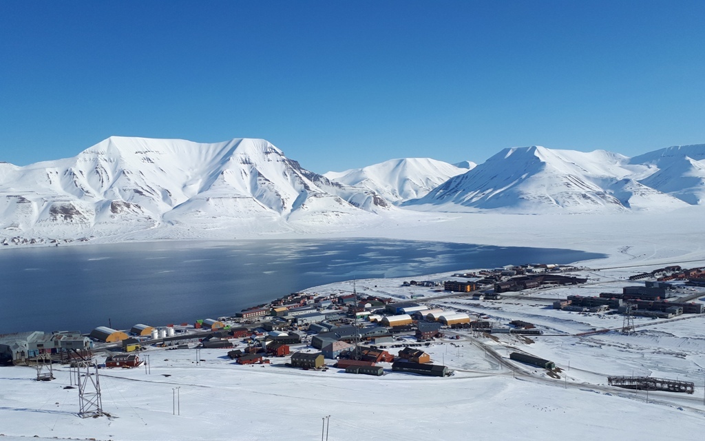 Longyearbyen i april&nbsp;<span>(+)</span>