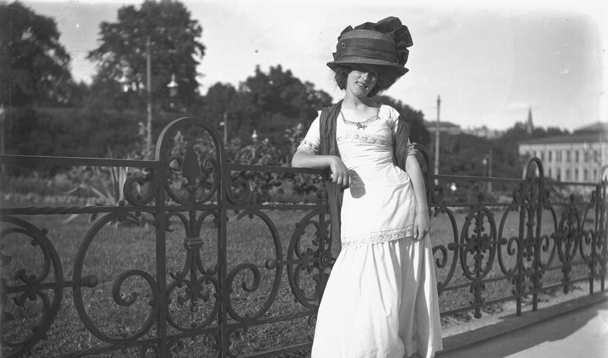 Frida Andersen på Abelhaugen i Kristiania (1910)&nbsp;<span>(+)</span>