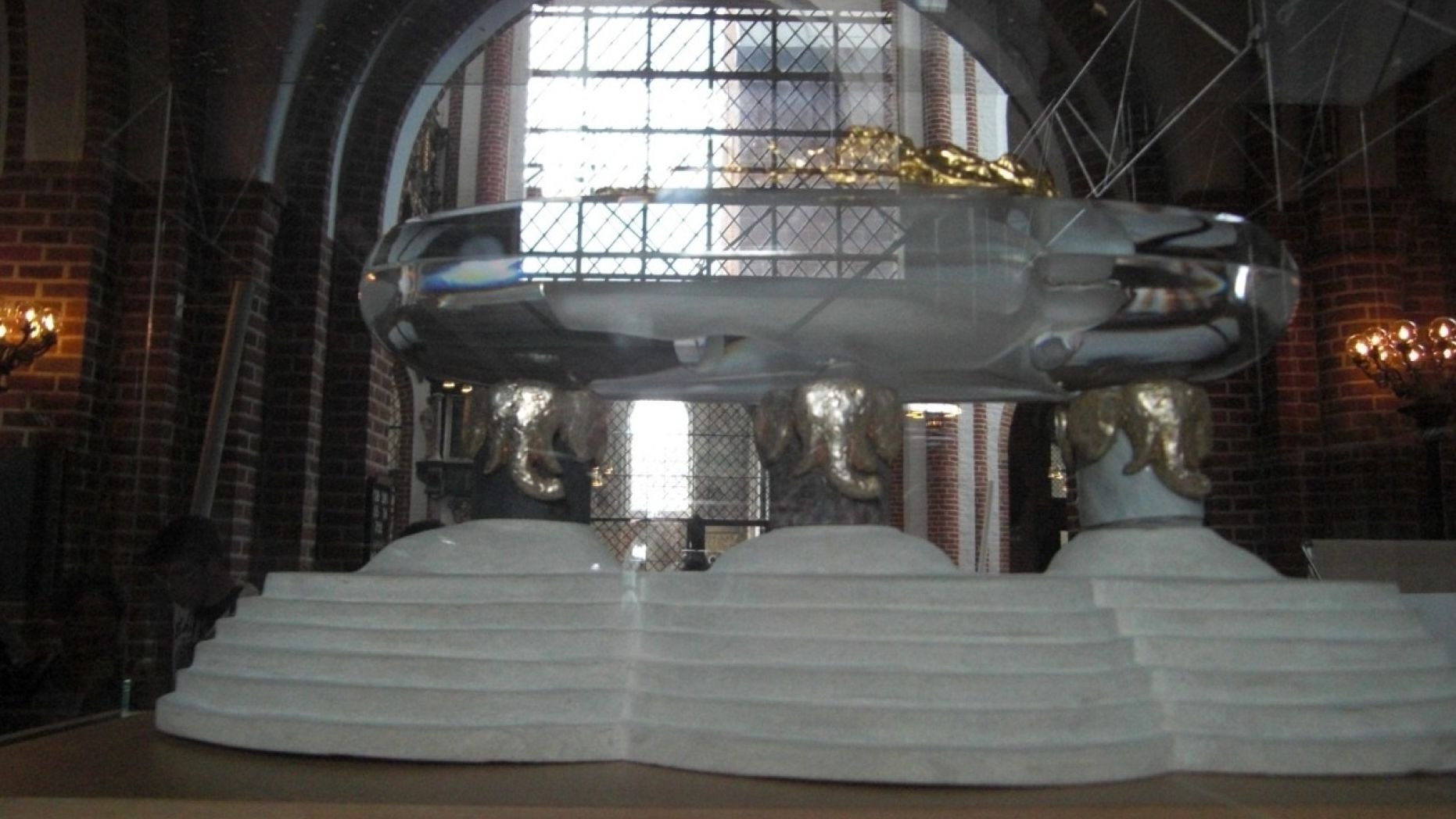 Gravmonument i rabiate kunstnerhender&nbsp;<span>(+)</span>