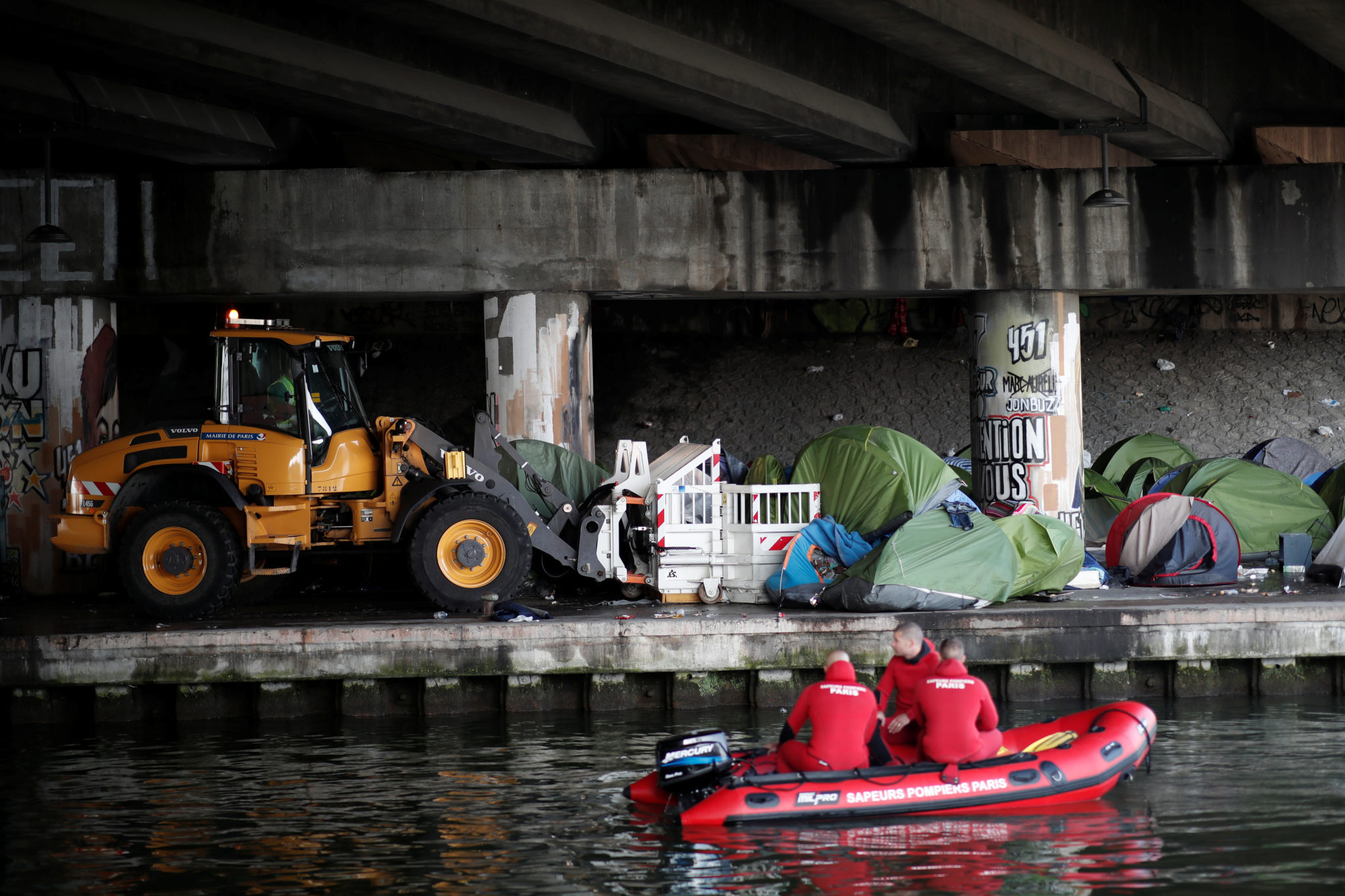 Fransk politi fjerner migrantleir langs kanal i Paris&nbsp;<span>(+)</span>