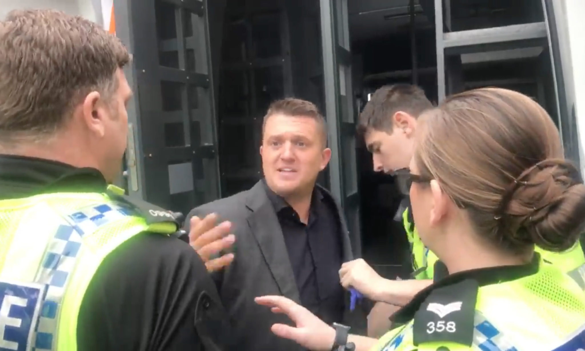 Tommy Robinson arrestert for å ha filmet seg selv&nbsp;<span>(+)</span>