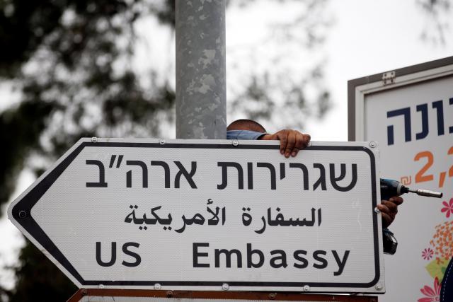 De første skilt med US embassy på plass i Jerusalem&nbsp;<span>(+)</span>