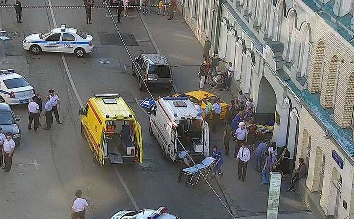 Taxi pløyer inn i World Cup-fans i Moskva&nbsp;<span>(+)</span>