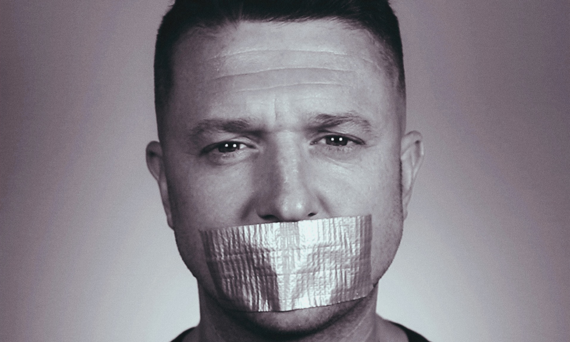 – Storbritannia driver personforfølgelse av Tommy Robinson&nbsp;<span>(+)</span>
