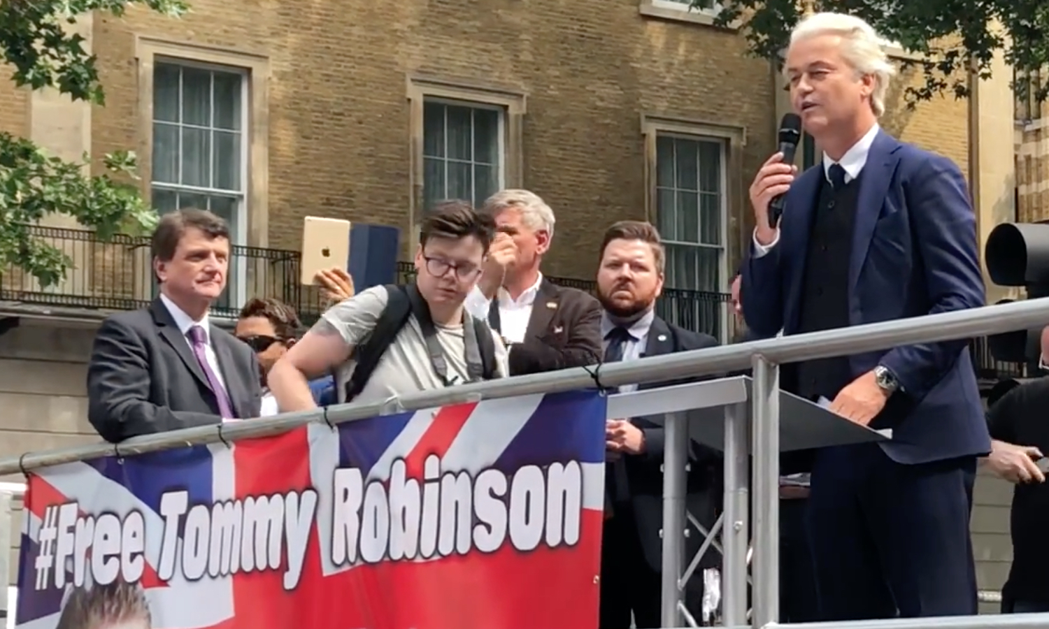 Tommy Robinson-tilhengere i sammenstøt med politiet i London&nbsp;<span>(+)</span>