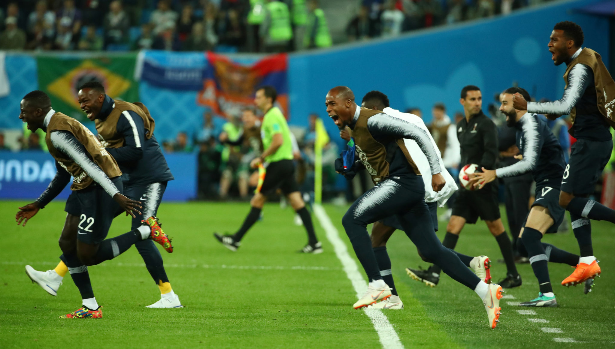 Fransk flerkultur hylles i fotball-VM, mens flerkulturelle opptøyer herjer Frankrike&nbsp;<span>(+)</span>