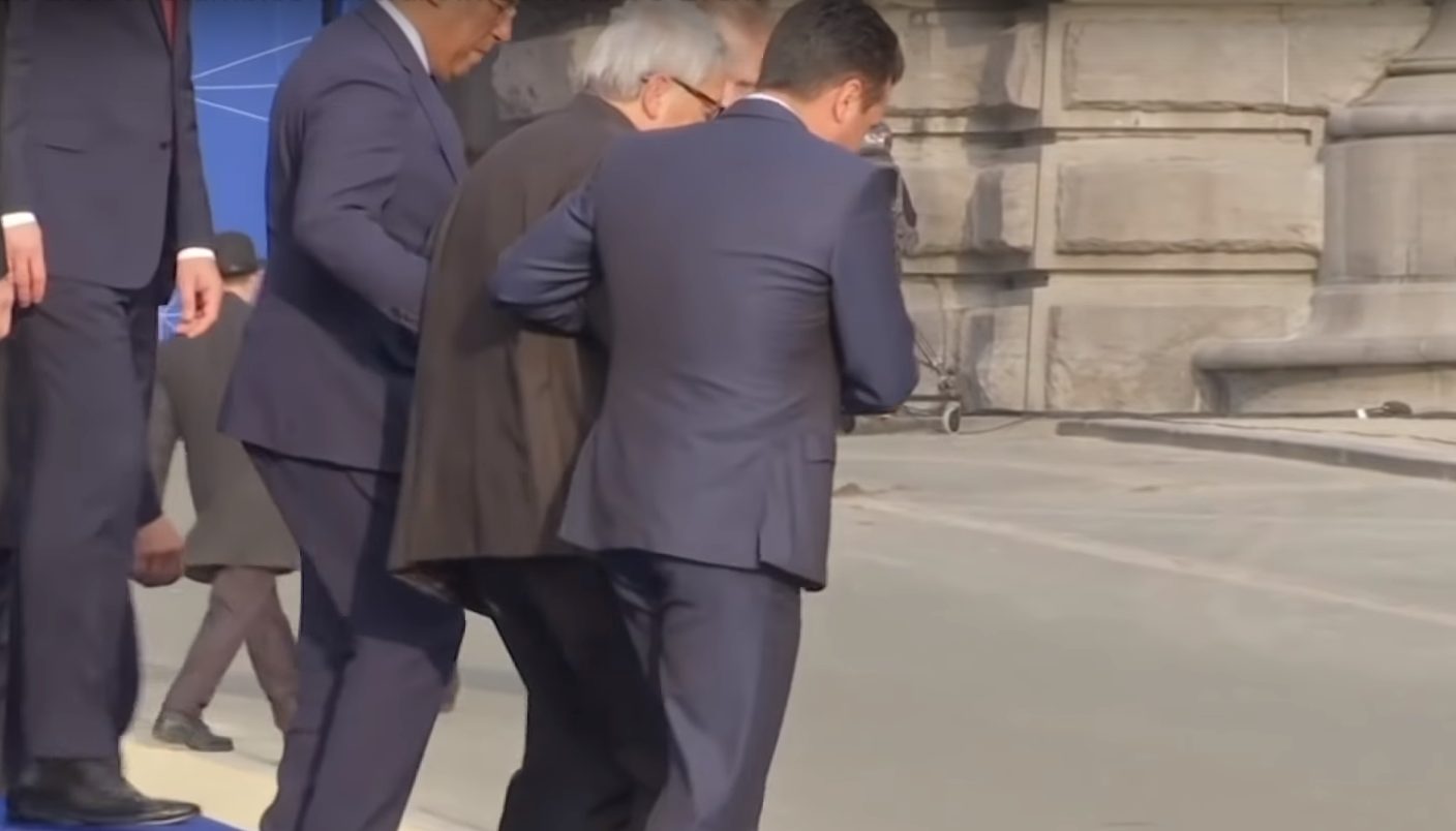 EU-presidenten svaiet og snublet på Nato-toppmøtet - kunne knapt stå uten hjelp&nbsp;<span>(+)</span>