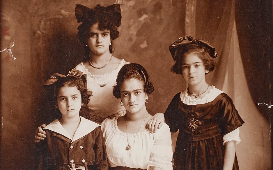 Frida Kahlo med sine søstre (1916)&nbsp;<span>(+)</span>