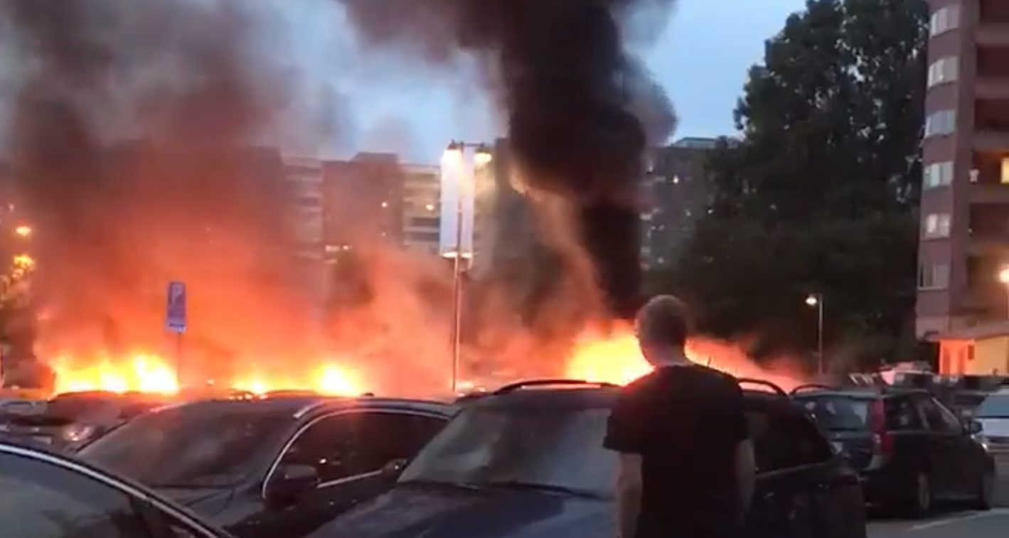 Göteborg som en krigssone: 80 biler opp i flammer - kastet stein mot politiet&nbsp;<span>(+)</span>