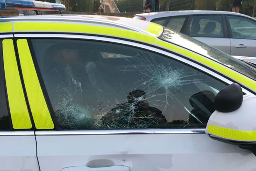 Sverige: Ambulansepersonale må søke dekning mot steinkasting. Politibil ødelagt&nbsp;<span>(+)</span>