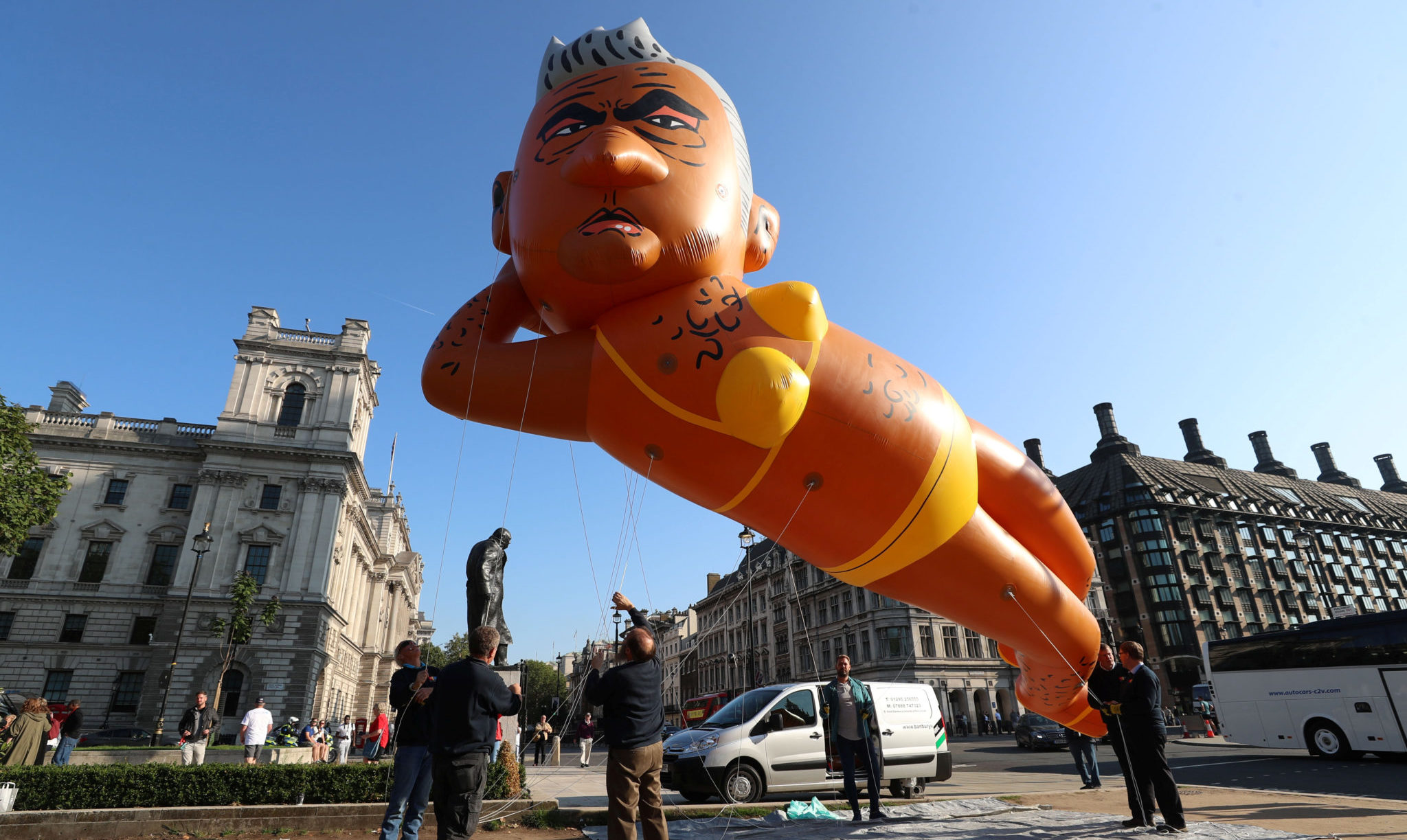 Kjempeballong av Sadiq Khan i gul bikini over London&nbsp;<span>(+)</span>