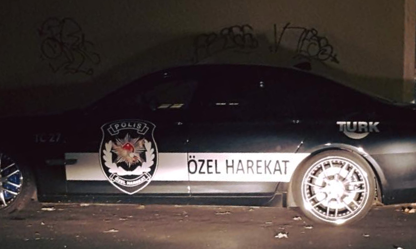 Biler med tyrkiske politisymboler patruljerer i Berlin&nbsp;<span>(+)</span>