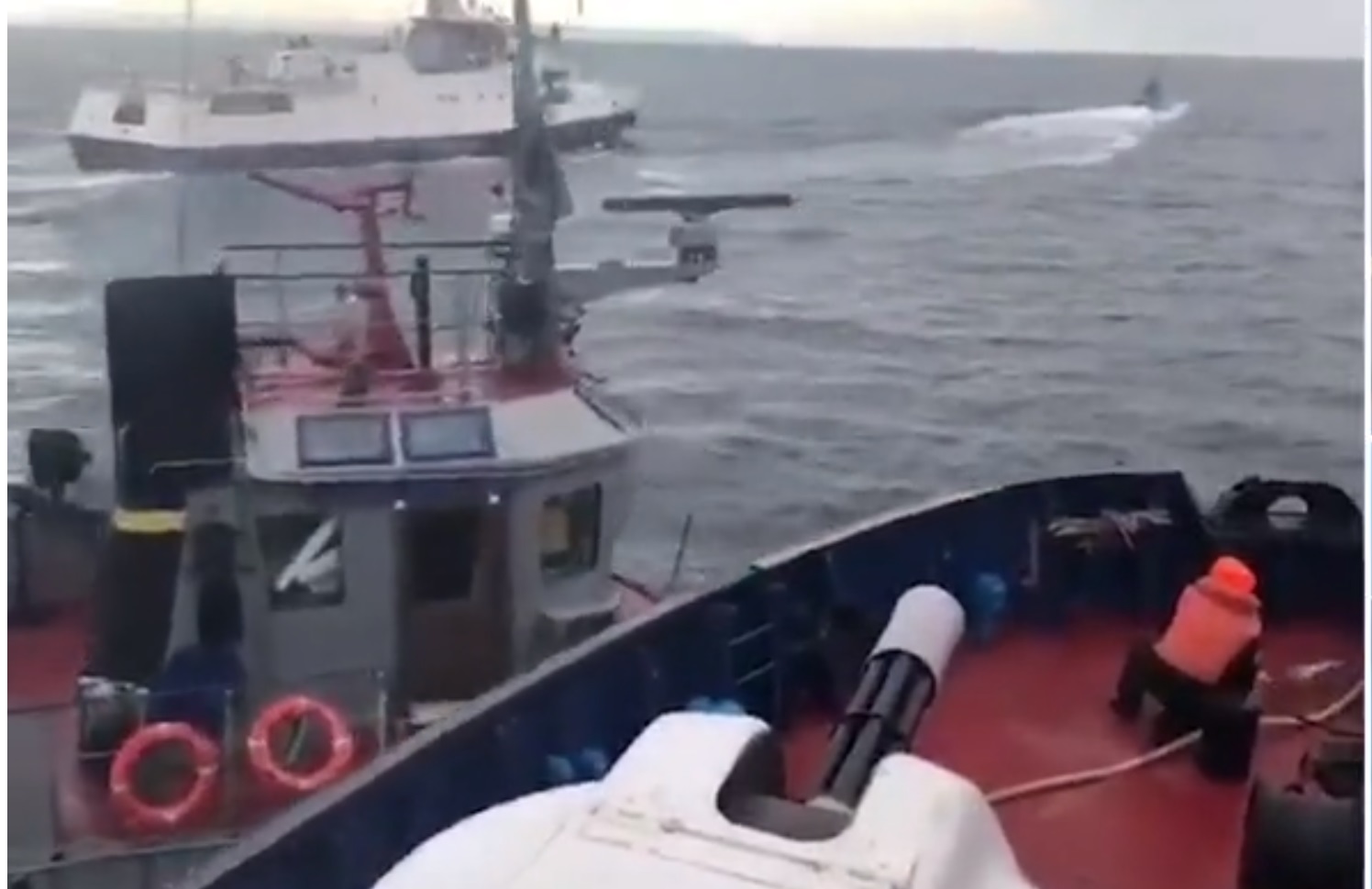 Russland har beskutt og kapret tre ukrainske marinefartøy&nbsp;<span>(+)</span>