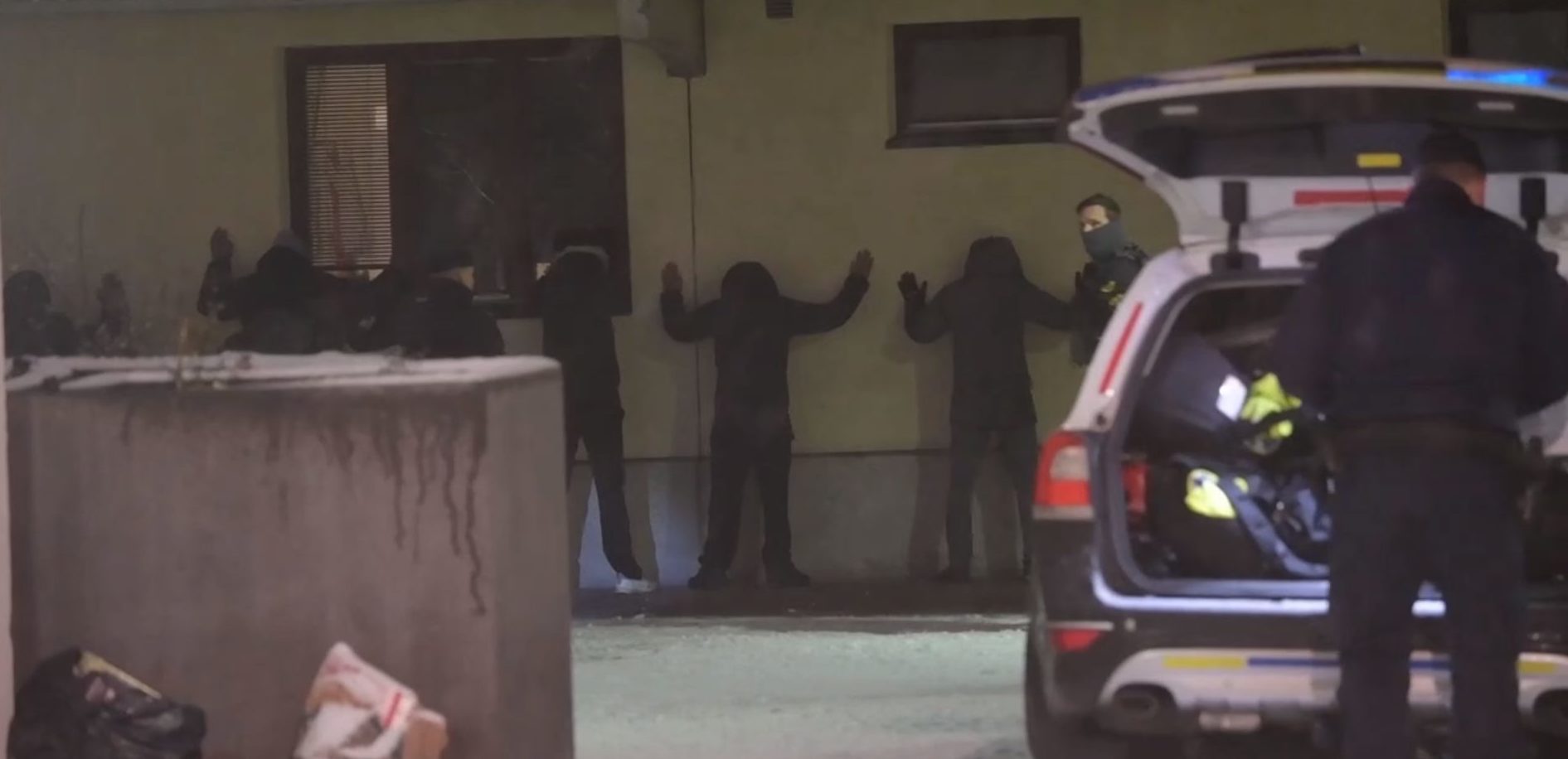 Stockholm: Mann skutt i hodet og drept - kaos ved åstedet - politiet kontrollerer større gjeng&nbsp;<span>(+)</span>