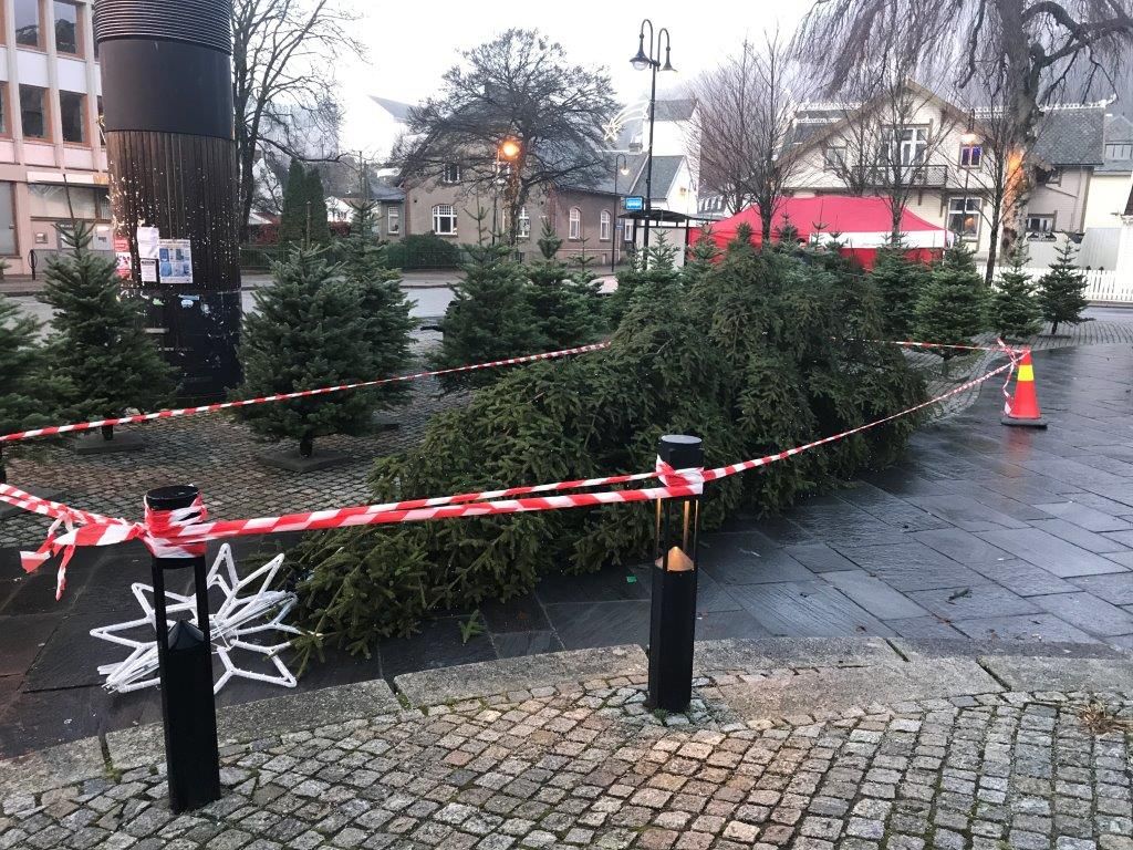 Juletre i Flekkefjord sagd ned&nbsp;<span>(+)</span>