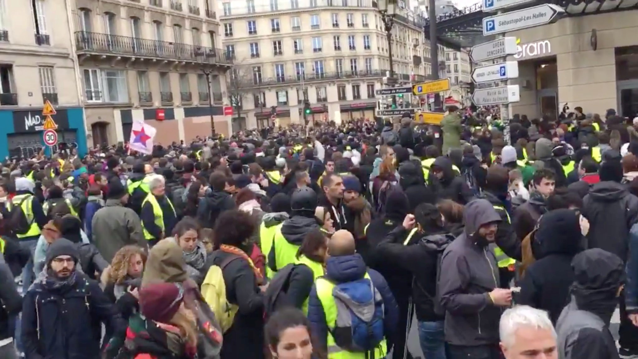 Nye protester i Paris - over 700 pågrepet&nbsp;<span>(+)</span>