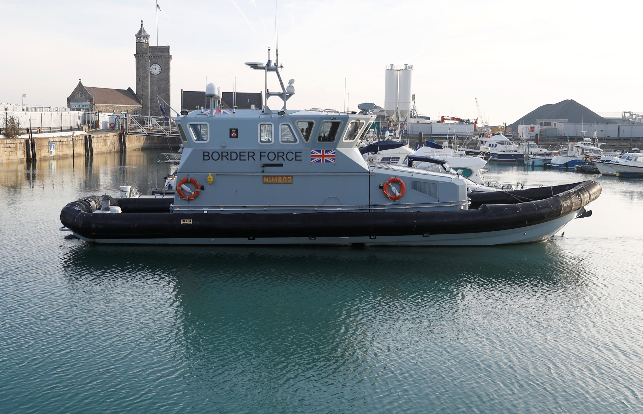 Migranter i Den engelske kanal ringer britisk politi for å bli hentet&nbsp;<span>(+)</span>