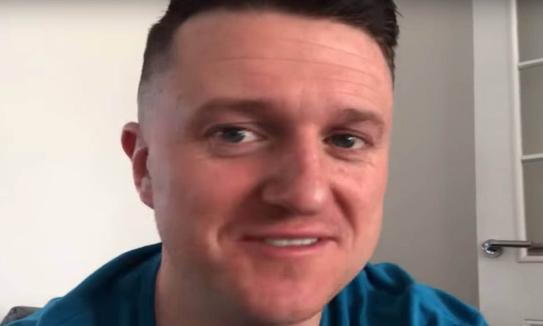 YouTube henviser Tommy Robinson til et hundehus på hemmelig adresse&nbsp;<span>(+)</span>