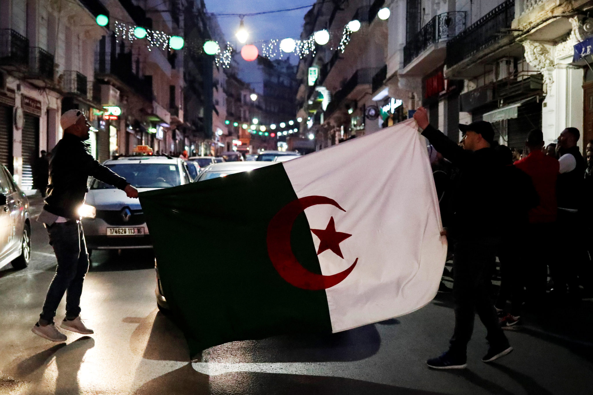 Bouteflika gir opp, valget i Algerie utsatt&nbsp;<span>(+)</span>