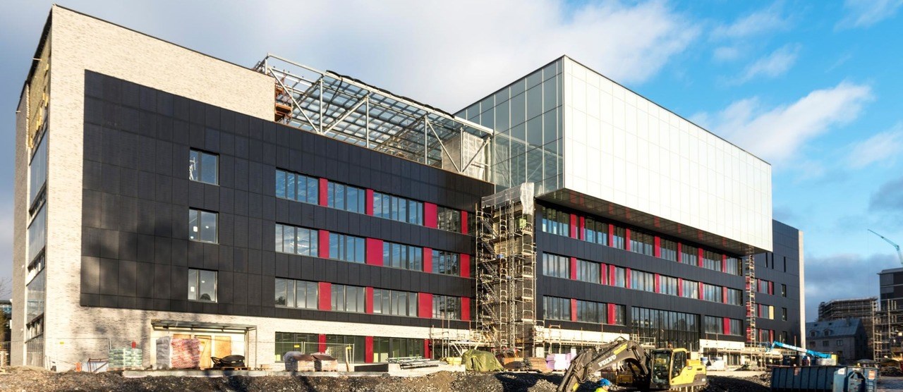 Elev truet ansatte med kniv på Oslo-skole - fire skadet&nbsp;<span>(+)</span>