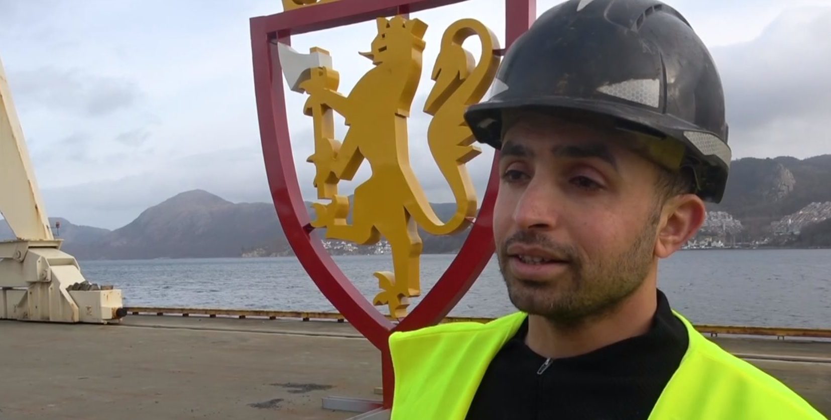 Malk Sultan ville takke Norge for å ha tatt imot ham. Han lagde et gigantisk riksvåpen&nbsp;<span>(+)</span>