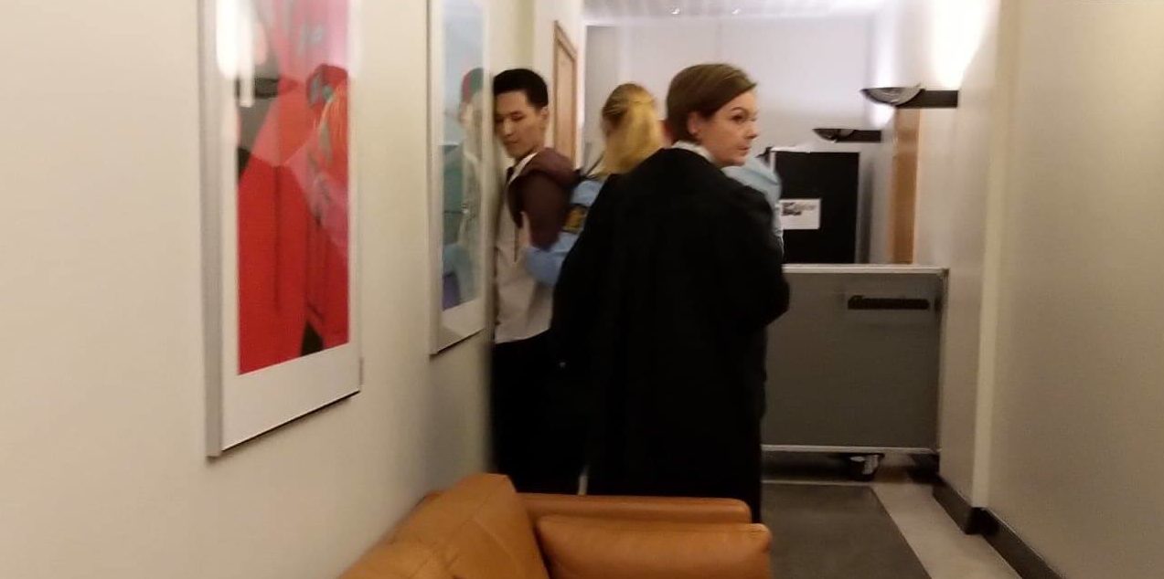 Den overlevende fra dobbeltdrapet angrep tiltalte i retten - pågrepet av politiet&nbsp;<span>(+)</span>