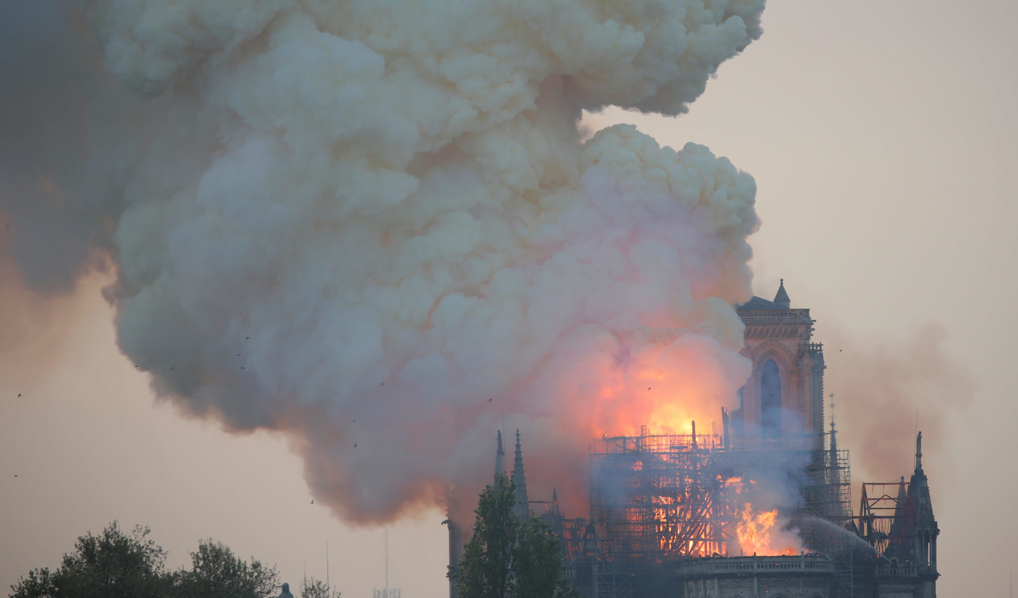 Kraftig brann i Notre Dame-katedralen&nbsp;<span>(+)</span>