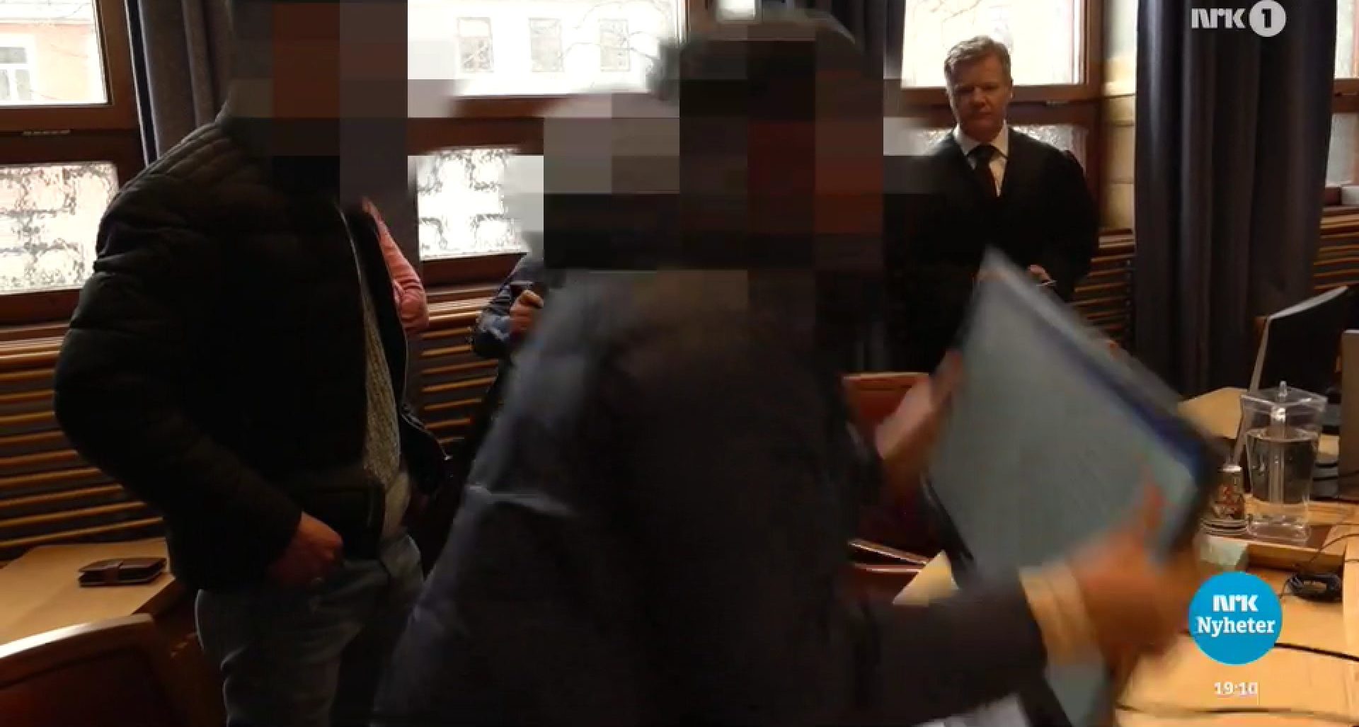 Familien har søkt asyl i Norge: Faren til drept afghaner kastet pc-skjerm i gulvet i retten&nbsp;<span>(+)</span>