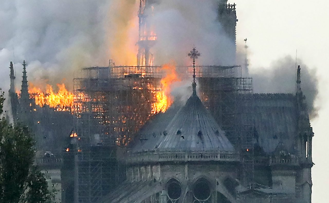 Frankrikes viktigste kirke brenner ved inngangen til den hellige uken&nbsp;<span>(+)</span>