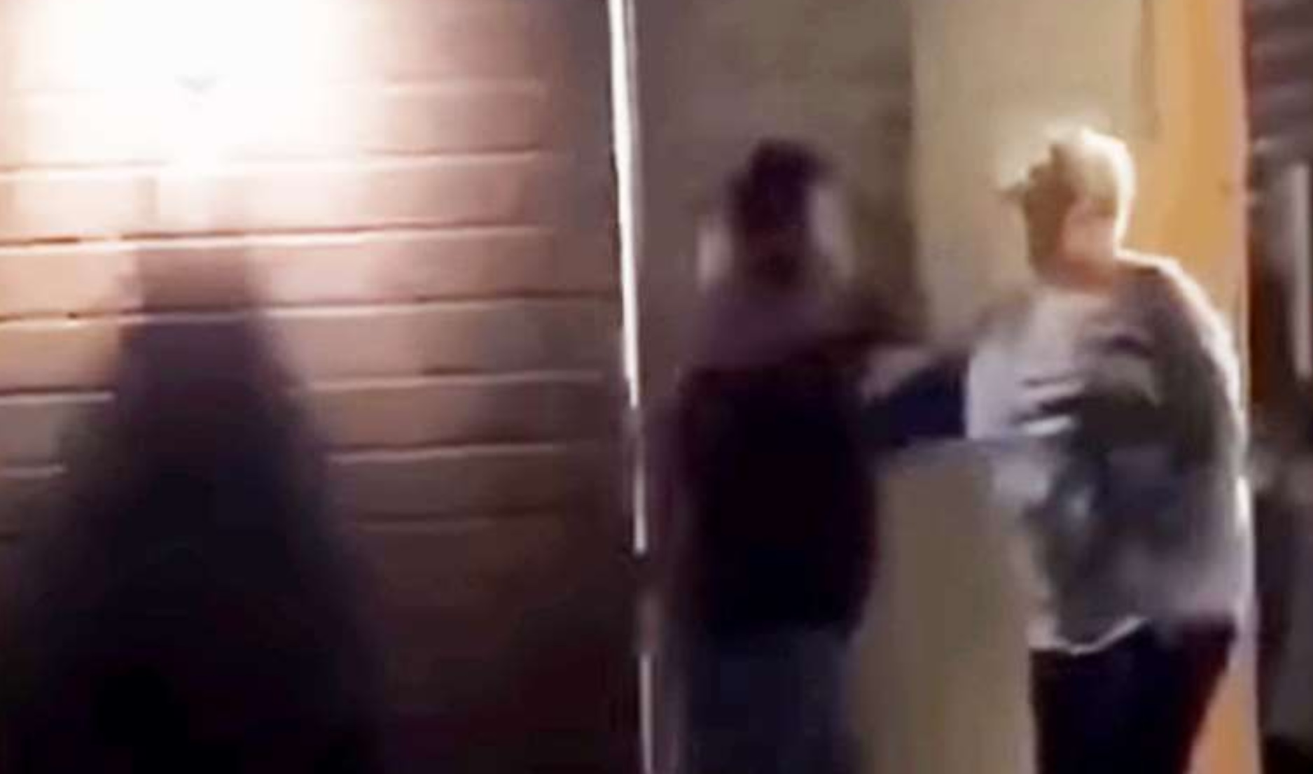 Ungdommer filmet vold mot kvinne i 80-årene&nbsp;<span>(+)</span>