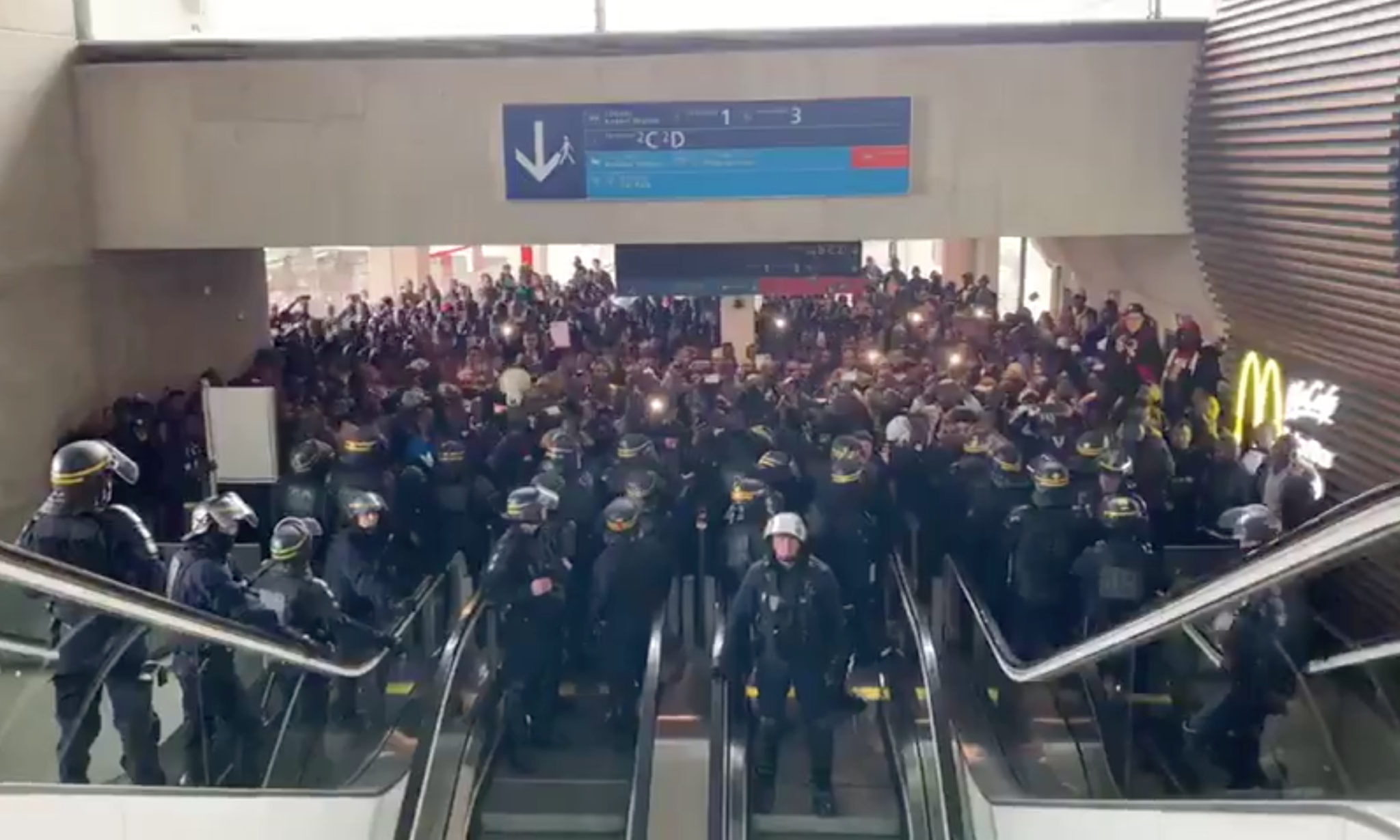 Migranter stormer flyplass i Paris - roper at Frankrike er for alle&nbsp;<span>(+)</span>