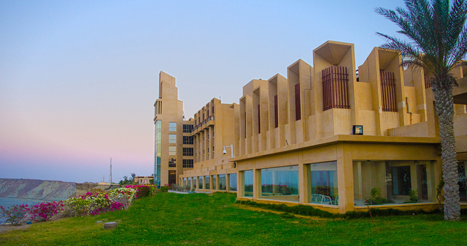 Minst én drept i angrep på hotell i Pakistan&nbsp;<span>(+)</span>