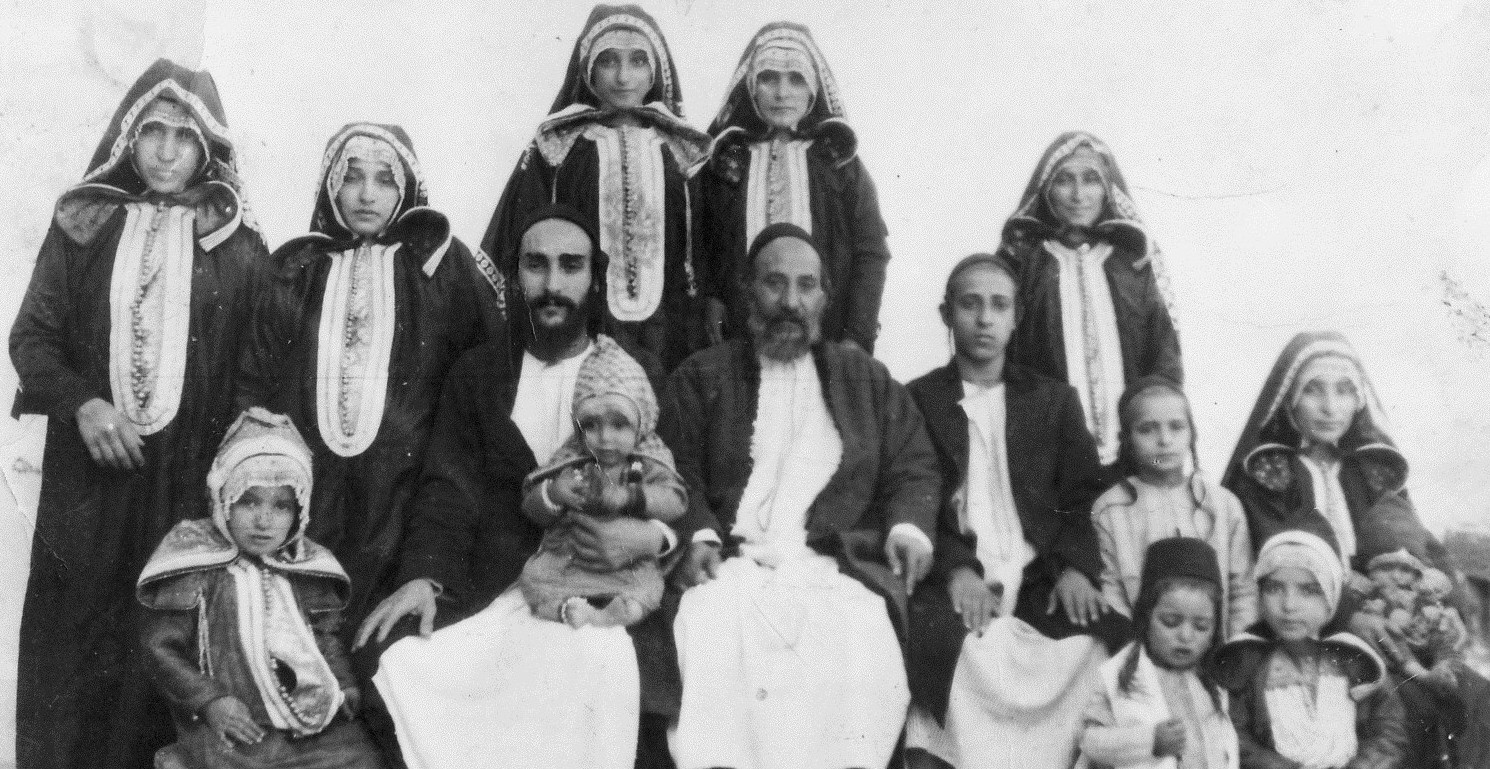Suleiman ben Pinhas al-Cohen med familie, Sana'a, Yemen (c. 1944)&nbsp;<span>(+)</span>