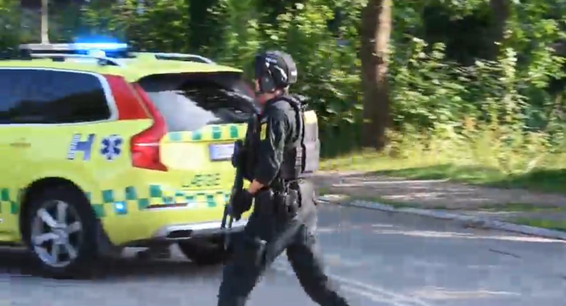 «Svært mange skudd» avfyrt fra automatvåpen: To skutt og drept utenfor København&nbsp;<span>(+)</span>