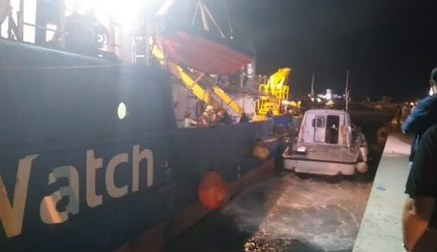 Dramatisk da migrantskip trosset ordre og tvang seg til havn i Italia - kapteinen arrestert&nbsp;<span>(+)</span>
