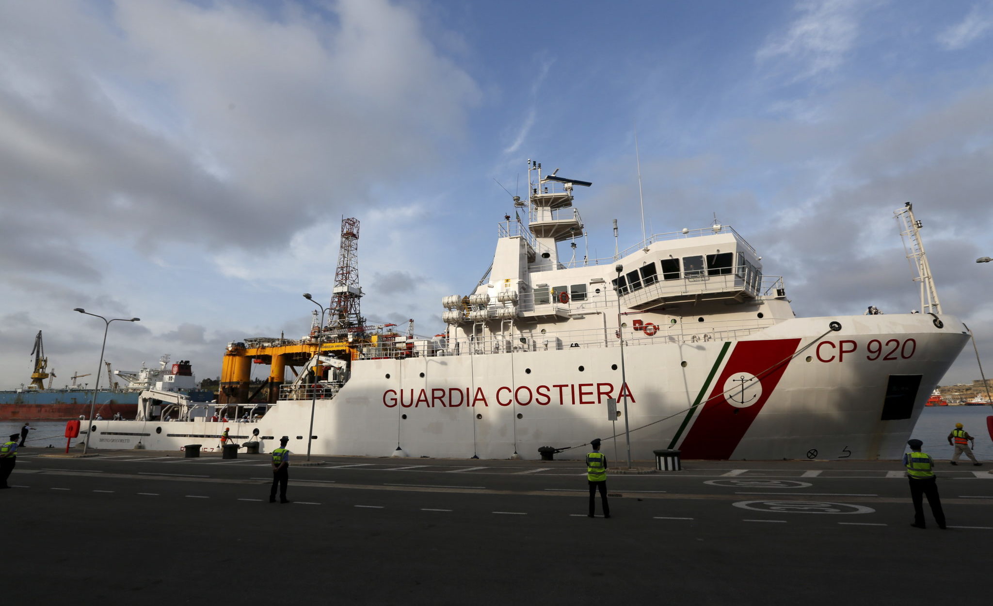 Migranter får gå i land fra italiensk kystvaktskip&nbsp;<span>(+)</span>