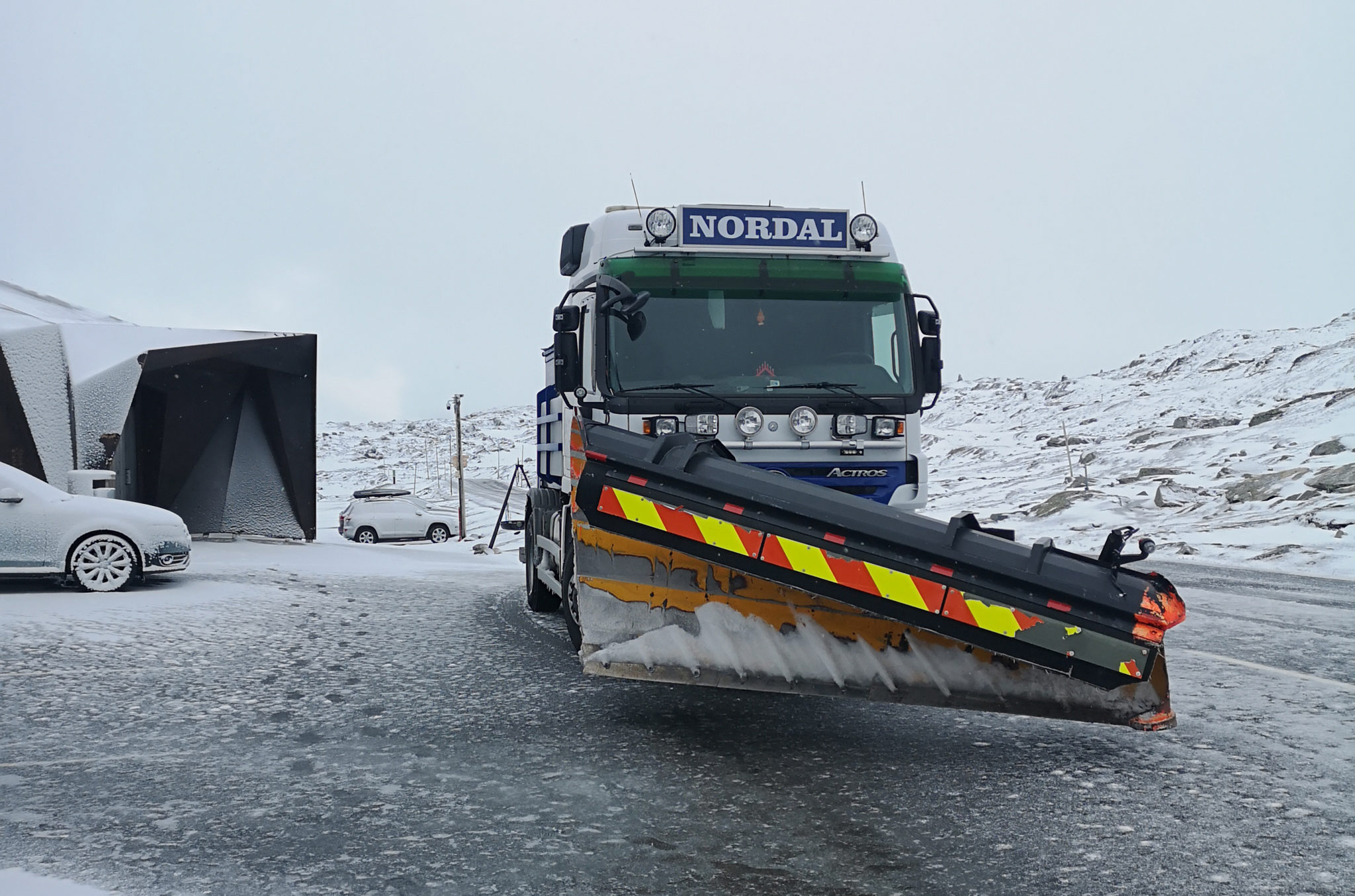 Snøvær gir stengte veier og vanskelige kjøreforhold&nbsp;<span>(+)</span>