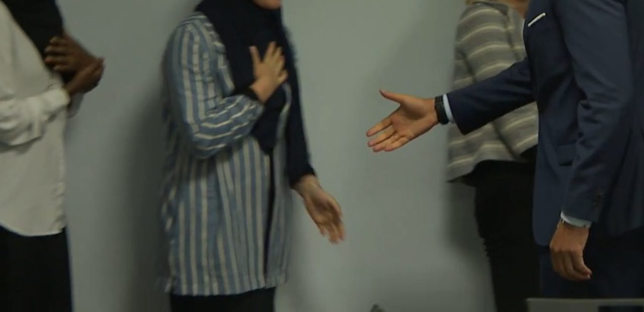 Moskéledelse beklager håndhilse&shy;forvirring for kronprinsen&nbsp;<span>(+)</span>