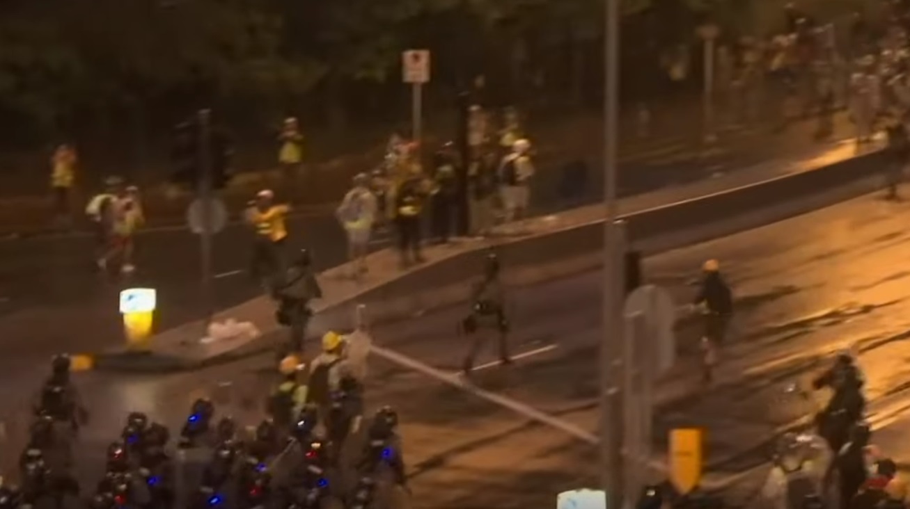 Politiet i Hongkong avfyrer varselskudd&nbsp;<span>(+)</span>