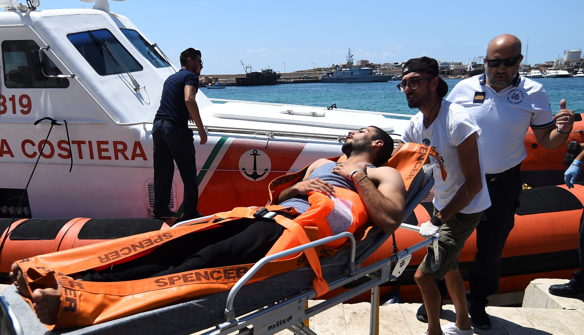 Ti «Open Arms»-migranter kastet seg i vannet – brakt til Lampedusa&nbsp;<span>(+)</span>