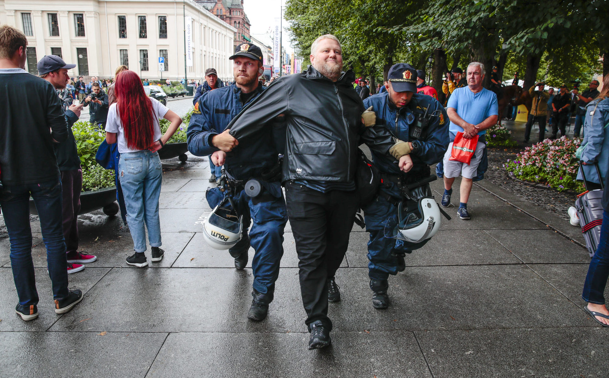 200 demonstranter da Paludan besøkte Selvstendighets&shy;partiets valgbod - én innbrakt for truende oppførsel&nbsp;<span>(+)</span>